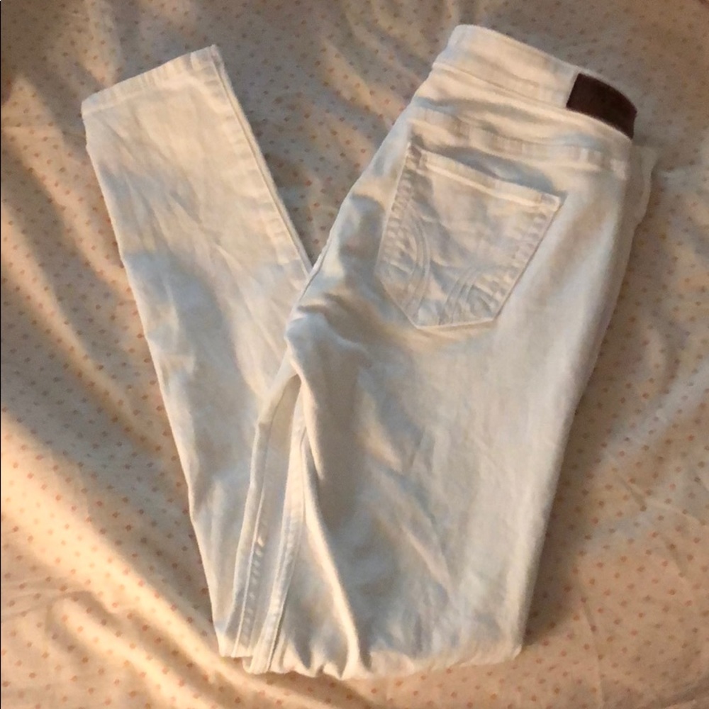 cute white jeans!